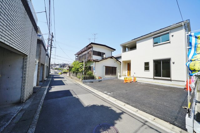 南道路につき陽当り良好♪カースペース３台。旭区中尾2丁目　新築戸建ての前面道路含む現地写真