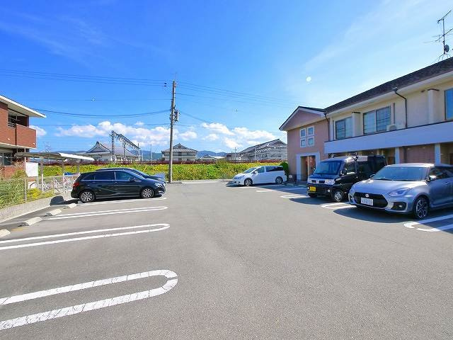 サンガーデンＭ・Ⅰの駐車場|駐車場に車を止められます