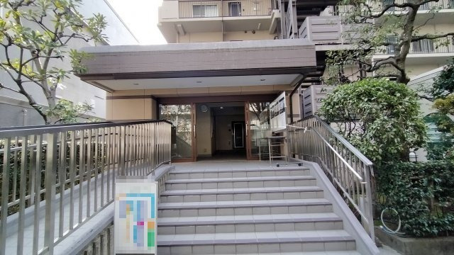ネオコーポ大阪城公園三号館のエントランス|エントランス
スロープがありベビーカーや車椅子でも大丈夫♪

