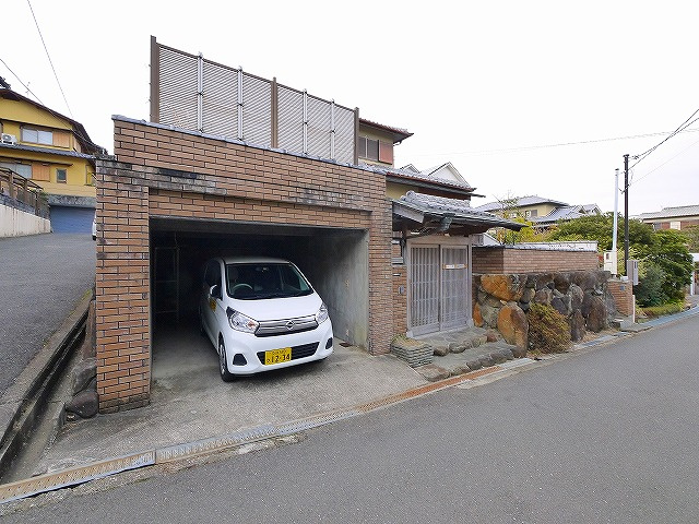 あやめ池南8丁目戸建の駐車場