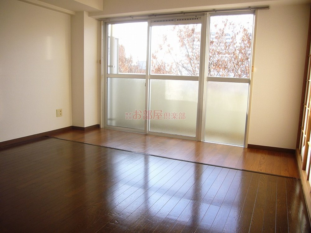 レジデンス高屋敷の居間・リビング|こちらの居間で趣味の時間をお楽しみください