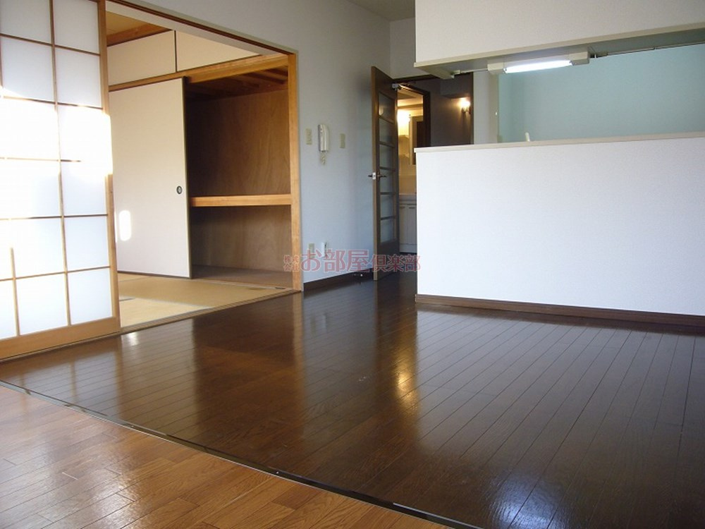 レジデンス高屋敷の居間・リビング|ゆったりとしたリビングです