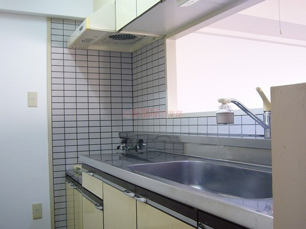 レジデンス高屋敷のキッチン|コンパクトなキッチンで掃除もラクラク