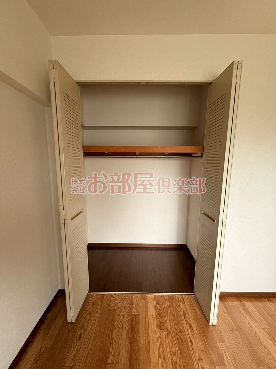 レジデンス高屋敷の洋室|落ち着いた色調の洋室です