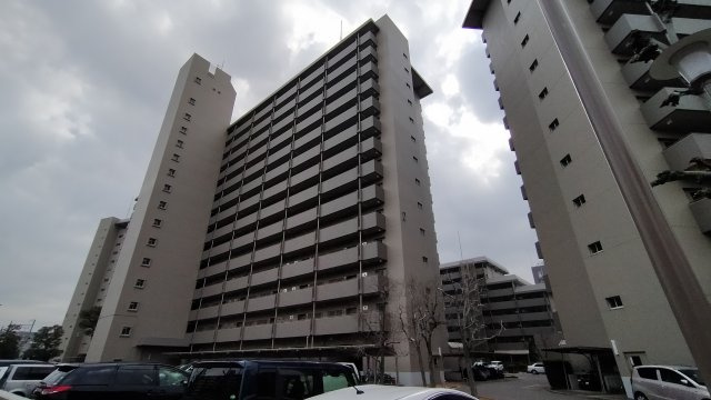 鴫野コーポ2号棟の外観|総戸数612の大きなマンションです。