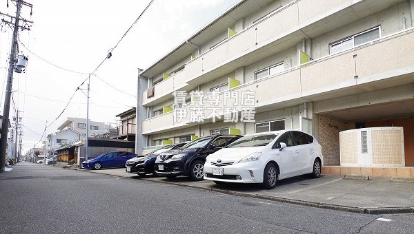 YSハイツ万代の駐車場