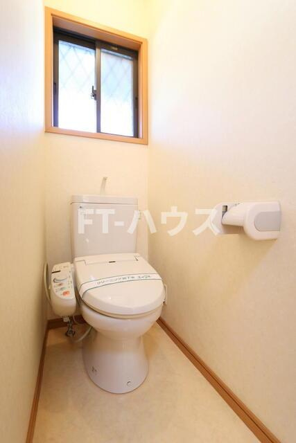 サンモールＦＵＪＩのトイレ|窓付きの明るいレストルーム