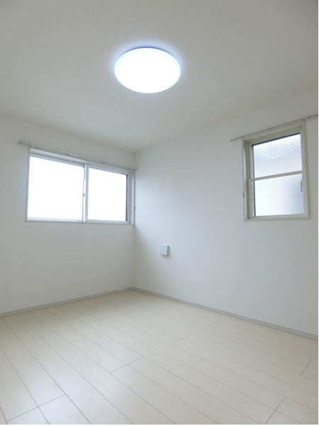 岸和田市下池田町１丁目のハイツの居間・リビング|こちらの居間で趣味の時間をお楽しみください