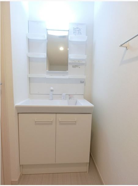 岸和田市下池田町１丁目のハイツの洗面所|脱衣スペースもあります