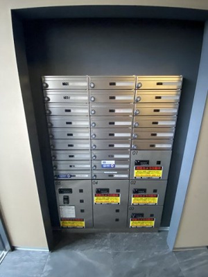 【エントランス】 | LOC’S/ロックス相模大野B | 共用エントランスには宅配BOXがあるので荷物の受け取りもスムーズに♪再配達を依頼する手間が省けます☆