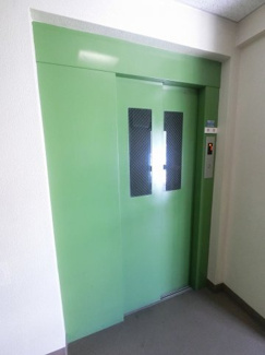 【その他共用部分】 | お買い物時やベビーカーの出し入れに便利なエレベーター付です。