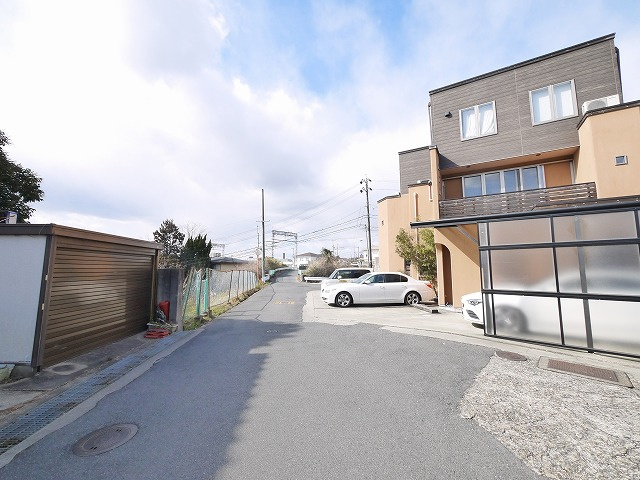 あやめ池南１丁目店舗事務所の駐車場