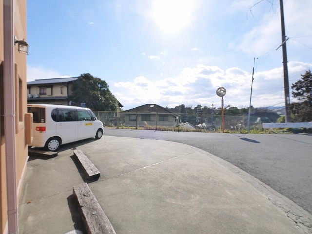 あやめ池南１丁目店舗事務所の駐車場