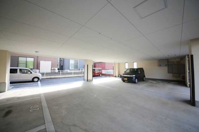 セントラル青山の駐車場