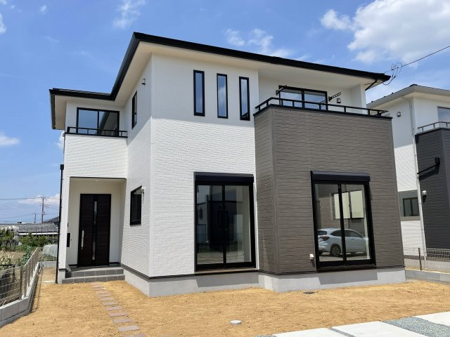 藤岡市藤岡1期（全2棟）1号棟の外観|隣地との距離も保ちながらも綺麗な街並みに溶け込みました！
駐車スペースやお庭も十分に確保しています！