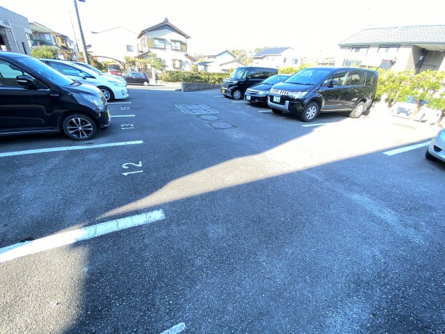 プリミエール井戸田の駐車場