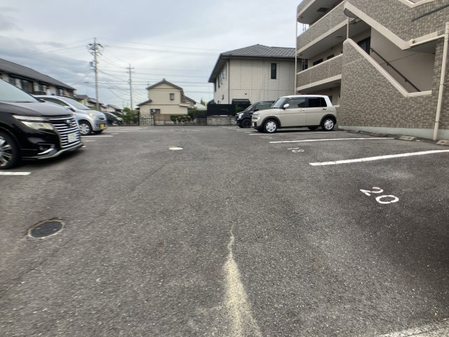 プリミエール井戸田の駐車場