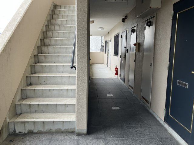 プリミエール井戸田のエントランス