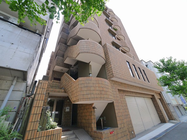 インペリアル東生駒の外観