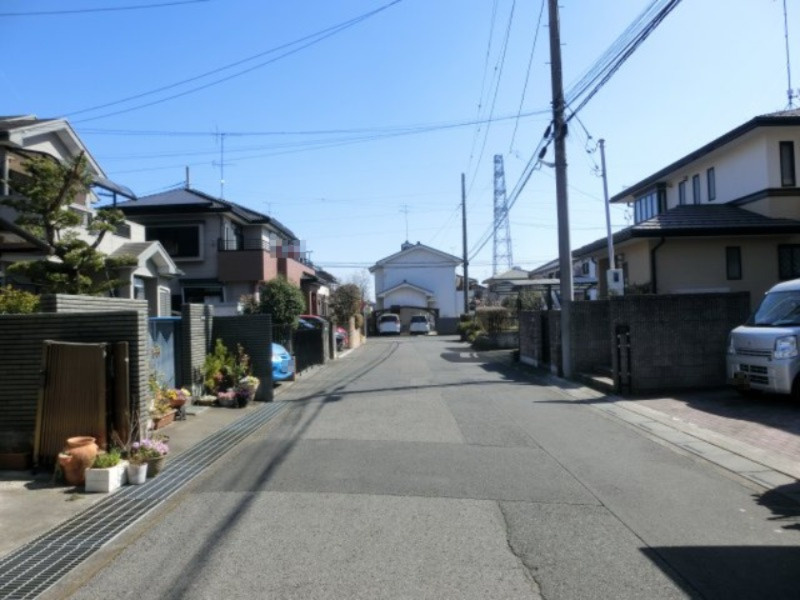 鴻巣市新宿１丁目の中古一戸建の前面道路含む現地写真