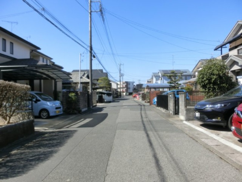 鴻巣市新宿１丁目の中古一戸建の前面道路含む現地写真