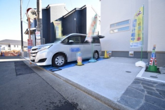 【駐車場】 | 玄関横の駐車スペースは買い物帰りで荷物が多くても楽ですね。前面道路も広いので車庫入れもしやすいです。