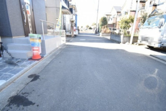 【前面道路含む現地写真】 | 前面道路は閑静な住宅地の通りとなるため、車通りは多くありません。 安心して車庫入れ可能。