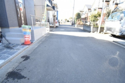 【前面道路含む現地写真】 | 東大和芋窪第8期 | 前面道路は閑静な住宅地の通りとなるため、車通りは多くありません。 安心して車庫入れ可能。
