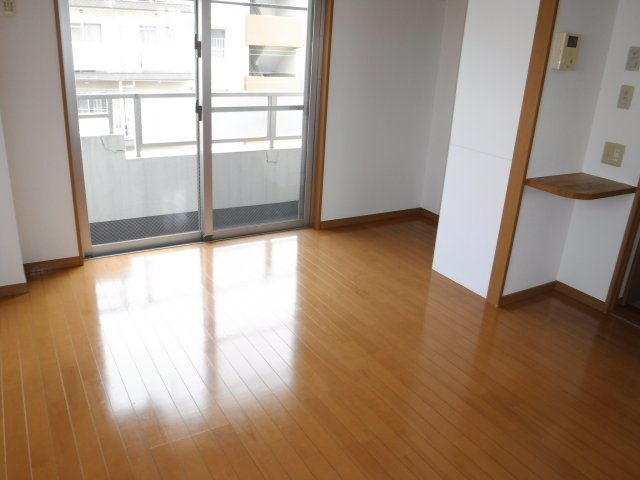 日吉不動産ビルの洋室