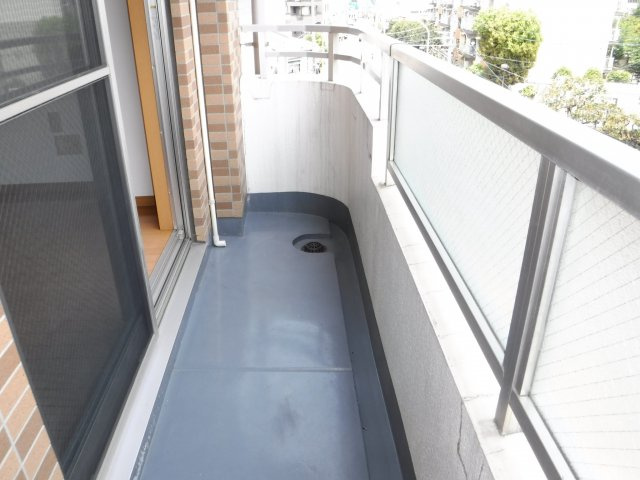 日吉不動産ビルのバルコニー