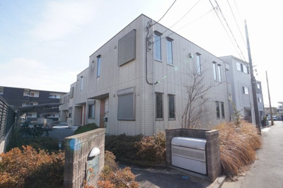 【外観】 | ヴィラ・アベニューⅠ Ⅱ | 2階建てのおしゃれな建物外観です