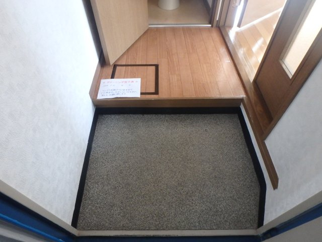 コーポ静の玄関