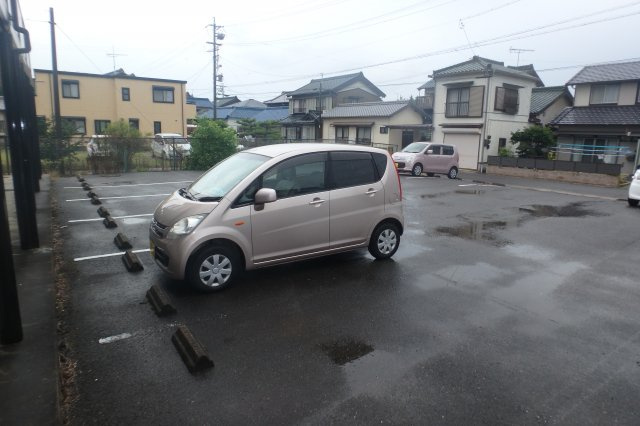 ウィステリアの駐車場