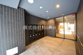 【エントランス】 | GranPino内淡路 | 建物の内部です宅配BOXです