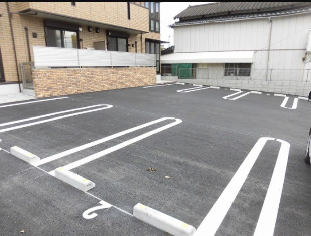 エニシャスの駐車場|駐車場があるので、車を買う予定の方も安心です