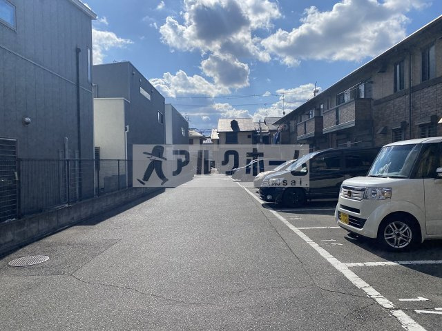 ルミエールA棟の駐車場