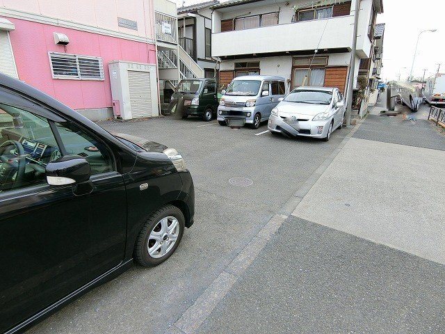 クレストコート武蔵野の駐車場