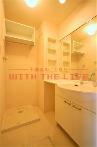 エトワールⅡ【キャッシュバック対象物件】の洗面所|明るい洗面所です