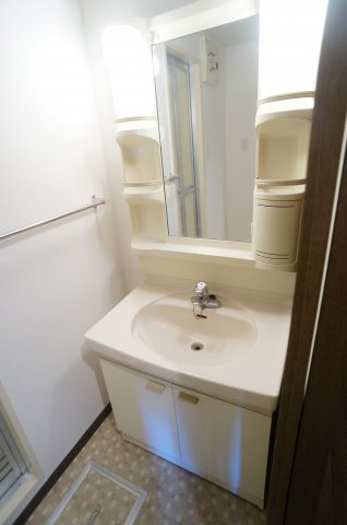オーベルジュ宝塚の独立洗面台|参考、同建物・反転間取りの号室