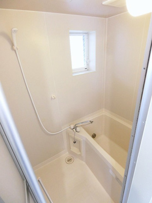 【浴室】 | ティ・エスハイム壱番館 | 家族の入浴時間がずれても温められる追い焚き機能付きのバスルーム☆ゆったりお風呂に浸かって一日の疲れもすっきりリフレッシュできますね☆換気のできる小窓付きです♪