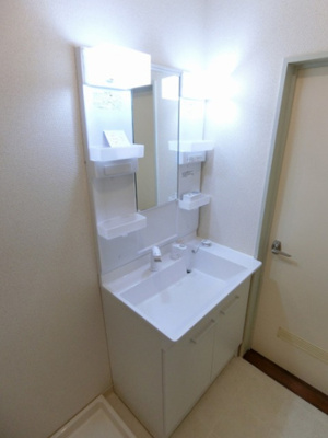 【洗面所】 | ティ・エスハイム壱番館 | 洗髪洗面化粧台で忙しい朝にも寝癖の付いた頭にも優しい☆お化粧するときにも大活躍です♪