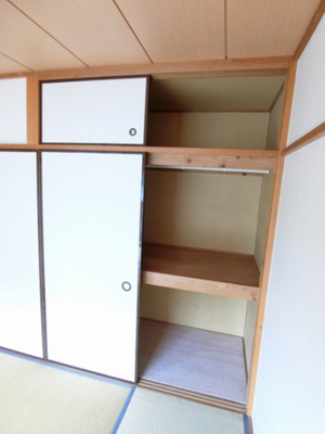 【収納】 | ティ・エスハイム壱番館 | 和室6帖のお部屋にある天袋付き押入れです！押入れは寝具など、かさ張りやすいものの収納にぴったり☆ハンガーバーがあるのでお洋服の収納もできます☆