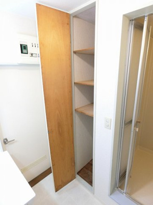 【収納】 | ティ・エスハイム壱番館 | 洗面所にある収納スペースです！タオルなどのリネン用品や石鹸・洗剤などのストックに便利ですよね☆