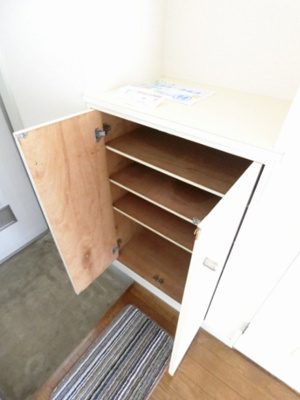 【玄関】 | ティ・エスハイム壱番館 | シューズボックス付きで玄関すっきり片付きます！上に写真やかわいい小物を置けるので、玄関を華やかに飾れますね♪