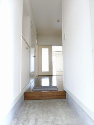 【玄関】 | ティ・エスハイム壱番館 | 玄関から室内への景観です！入ってすぐにダイニングキッチン、左手には洗面所があります☆