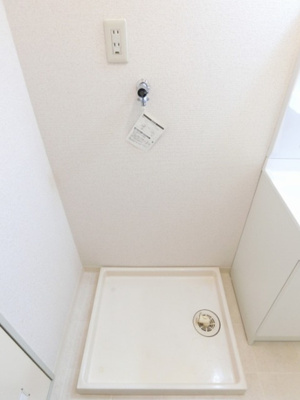 【展望】 | ティ・エスハイム壱番館 | 洗面所内、洗髪洗面化粧台横にある室内洗濯機置き場です♪防水パンが付いているので万が一の漏水にも安心です！