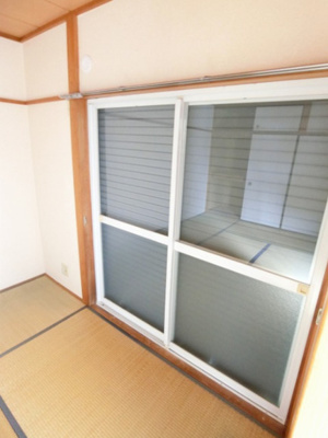 【設備】 | ティ・エスハイム壱番館 | 雨戸付きなので夜やお出かけ時も安心です！雨戸は冬場の寒さ対策にもなります◎