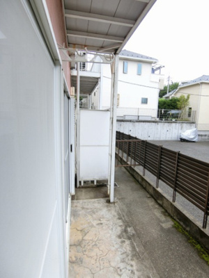 【バルコニー】 | ティ・エスハイム壱番館 | テラスは南西向きなので、お洗濯物はお昼からでも乾きそう♪気分転換をするにもおすすめです☆