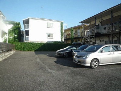 【駐車場】 | ティ・エスハイム壱番館 | いつでも目の届く敷地内に駐車場があります♪お車をお持ちのファミリーさんにオススメです☆