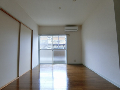 【洋室】 | ティ・エスハイム壱番館 | 南西向き洋室6帖☆テラスに繋がるお部屋です！エアコン付きで1年中快適に過ごせますね☆